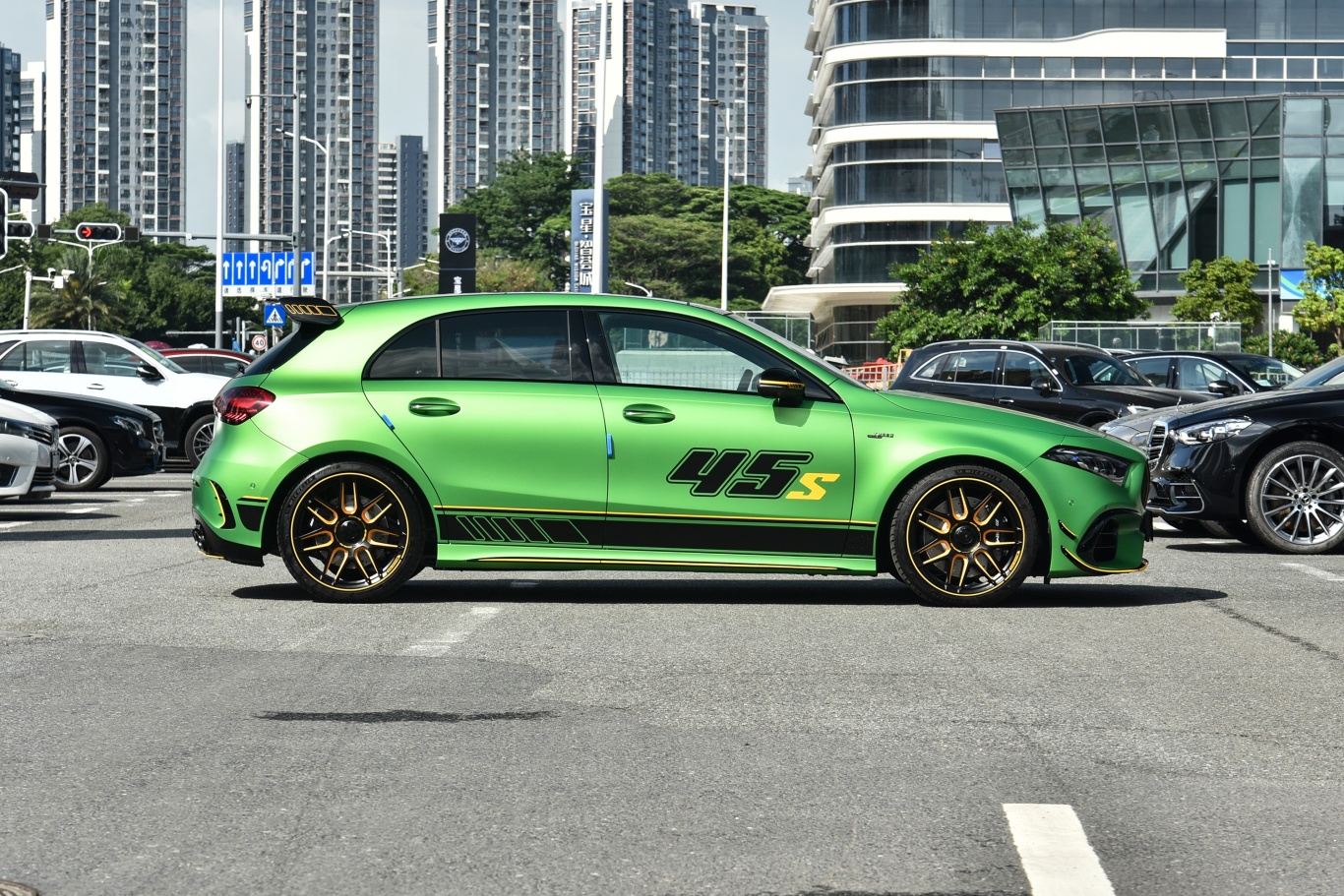 【奔驰A级 AMG(进口)AMG A 45 S 4MATIC+ 魔焰绿特别版正侧车头向右水平图片-汽车图片大全】-易车