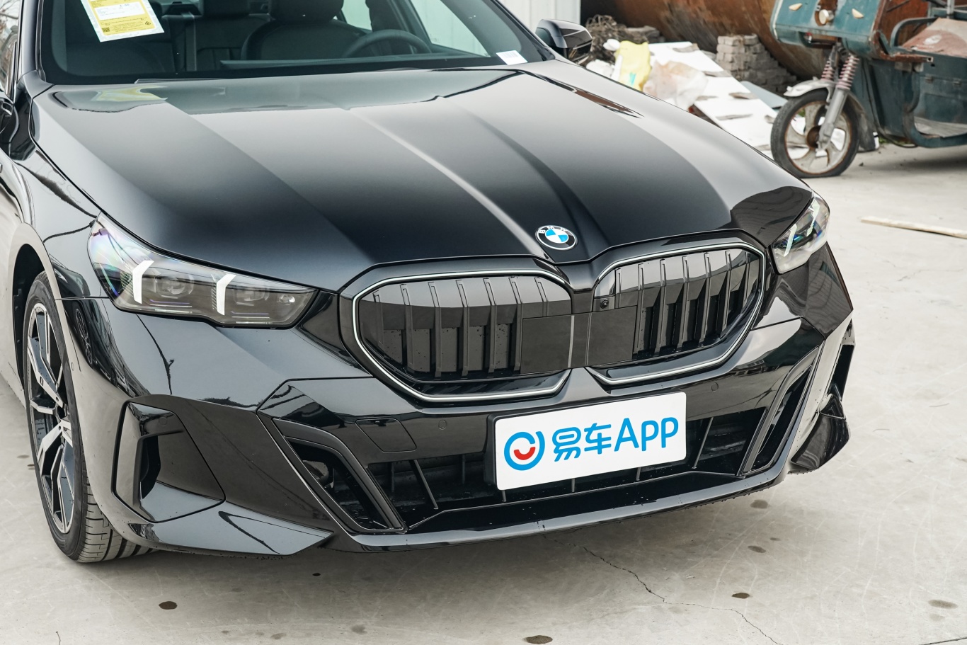 530i 尊享型 m运动套装前格栅侧俯拍