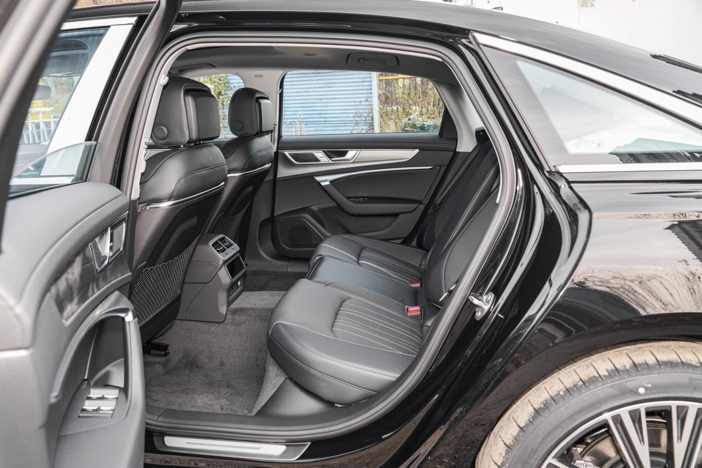 奥迪a6l45 tfsi 臻选动感型后排空间