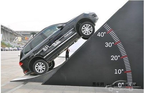 系统和机械性能,不仅成功开上了45度的斜坡,还能在45度坡上启动前行