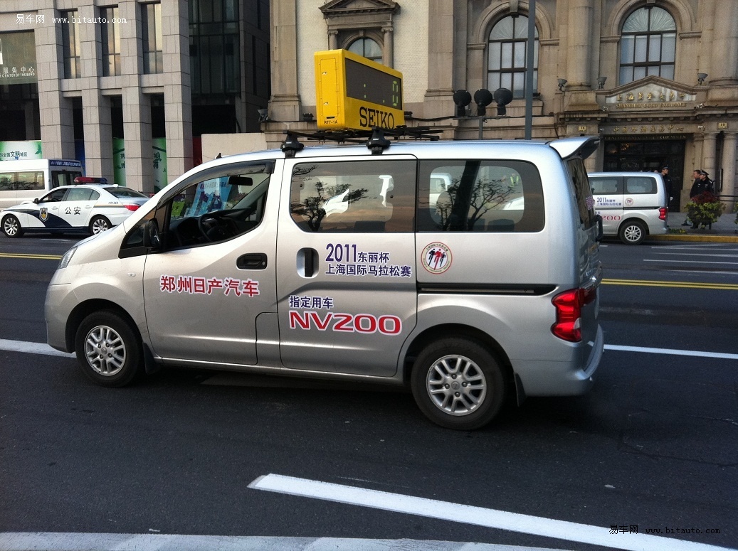 郑州日产cdv车型助阵东丽杯马拉松赛开跑