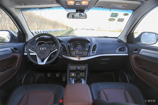 第二代瑞风s5在内饰方面基本保持了上代车型的设计,仅是在部分细节