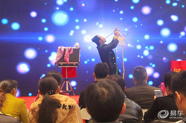 神奇魔术开场,现场人气鼎盛
