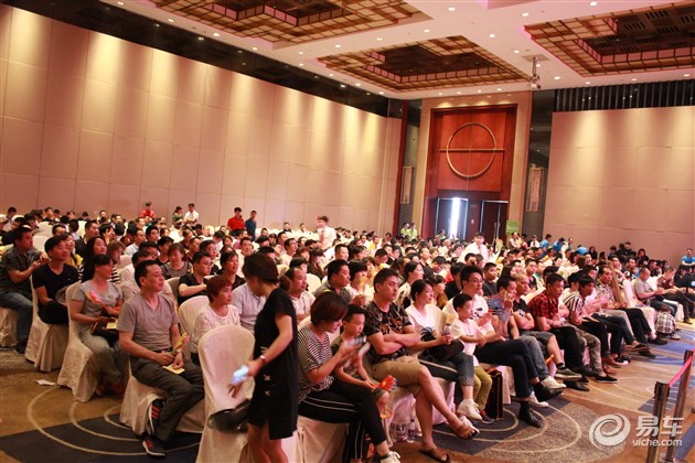 嘉宾们纷纷入座