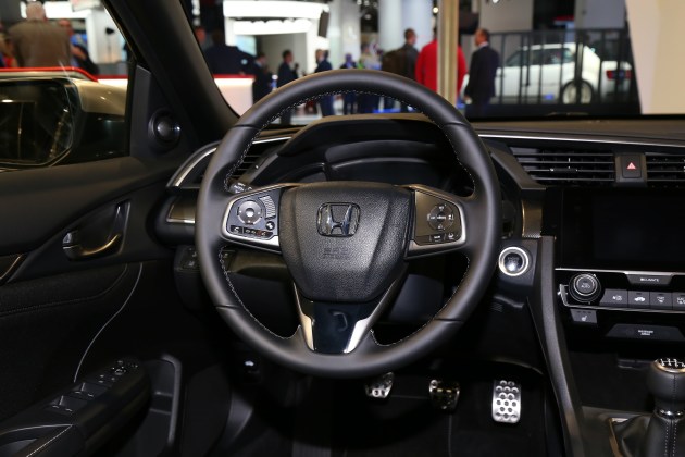 思域内饰的整体用料还是十分不错的,副驾驶台面处采用了哑光的银色