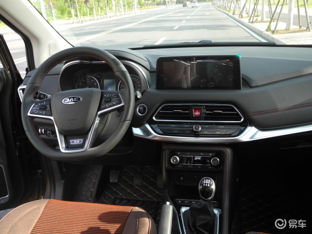 瑞风r3的内饰也颇具层次感,黑色与银色搭配不落俗套,中控台大面积采用