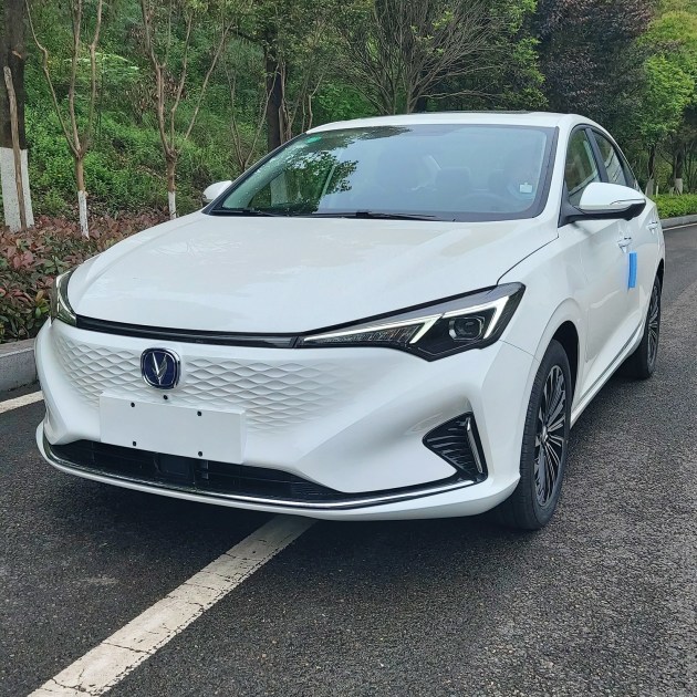 作為長安基於逸動平臺打造的純電動車型,新車將採用52.