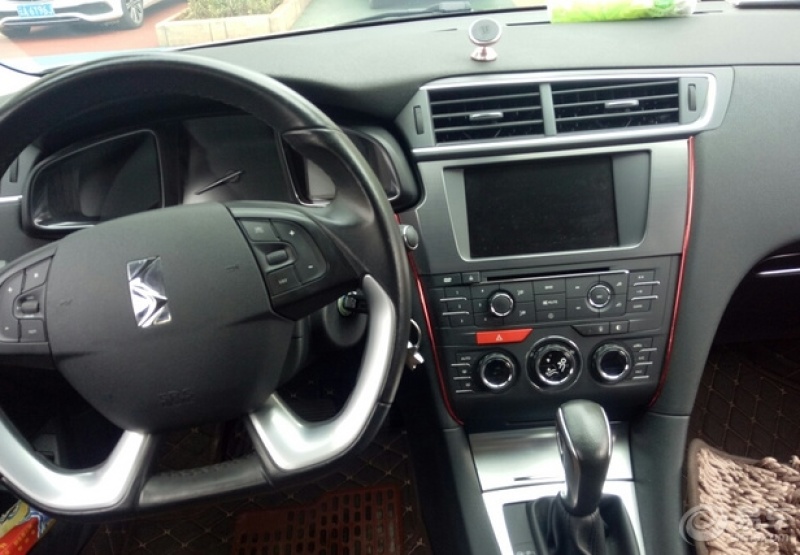 白色的,看着真的爱不释手 #内饰 内饰用料足,中控台全是软塑料材质的