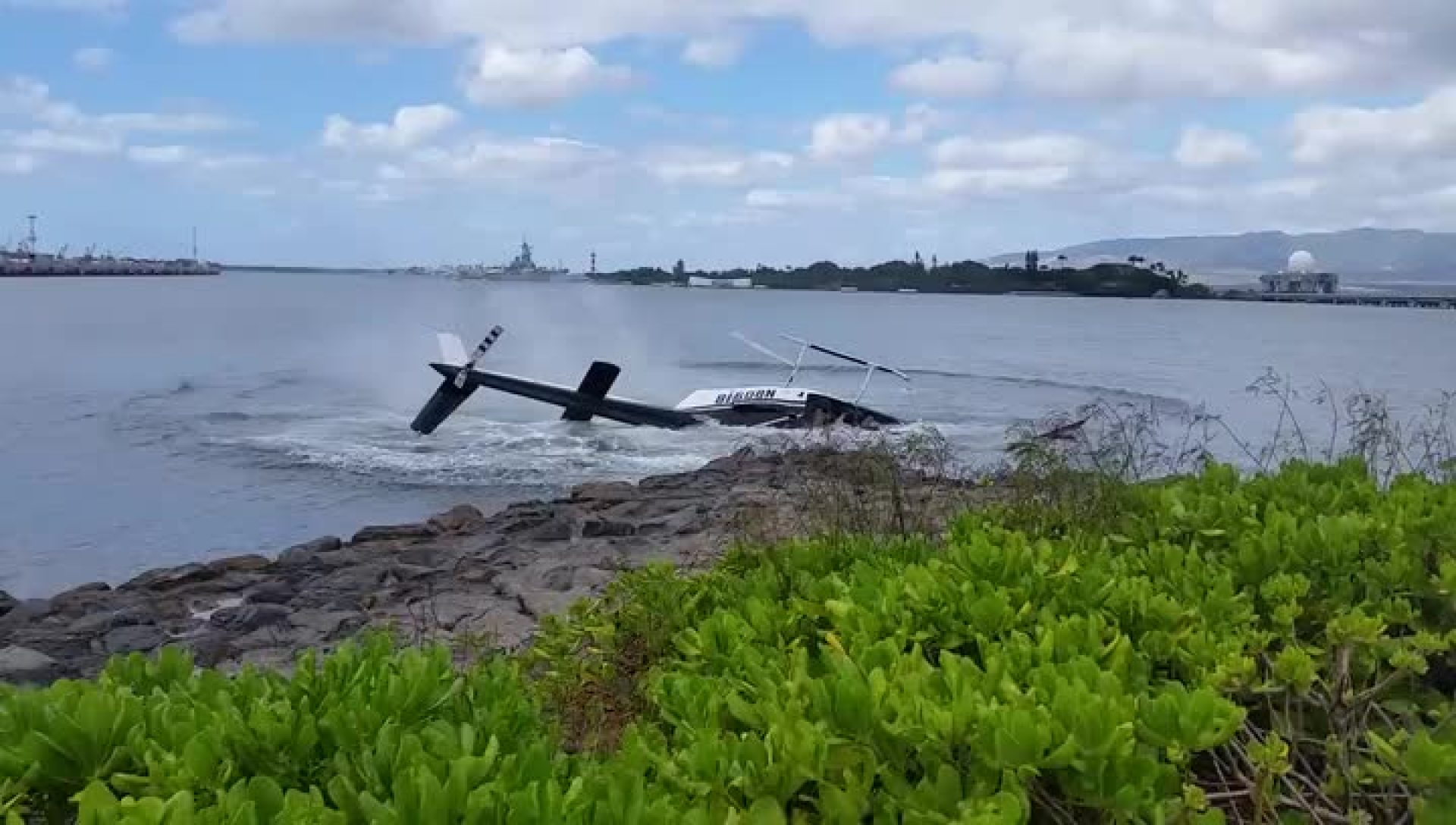 实拍!直升飞机突然掉进水里了