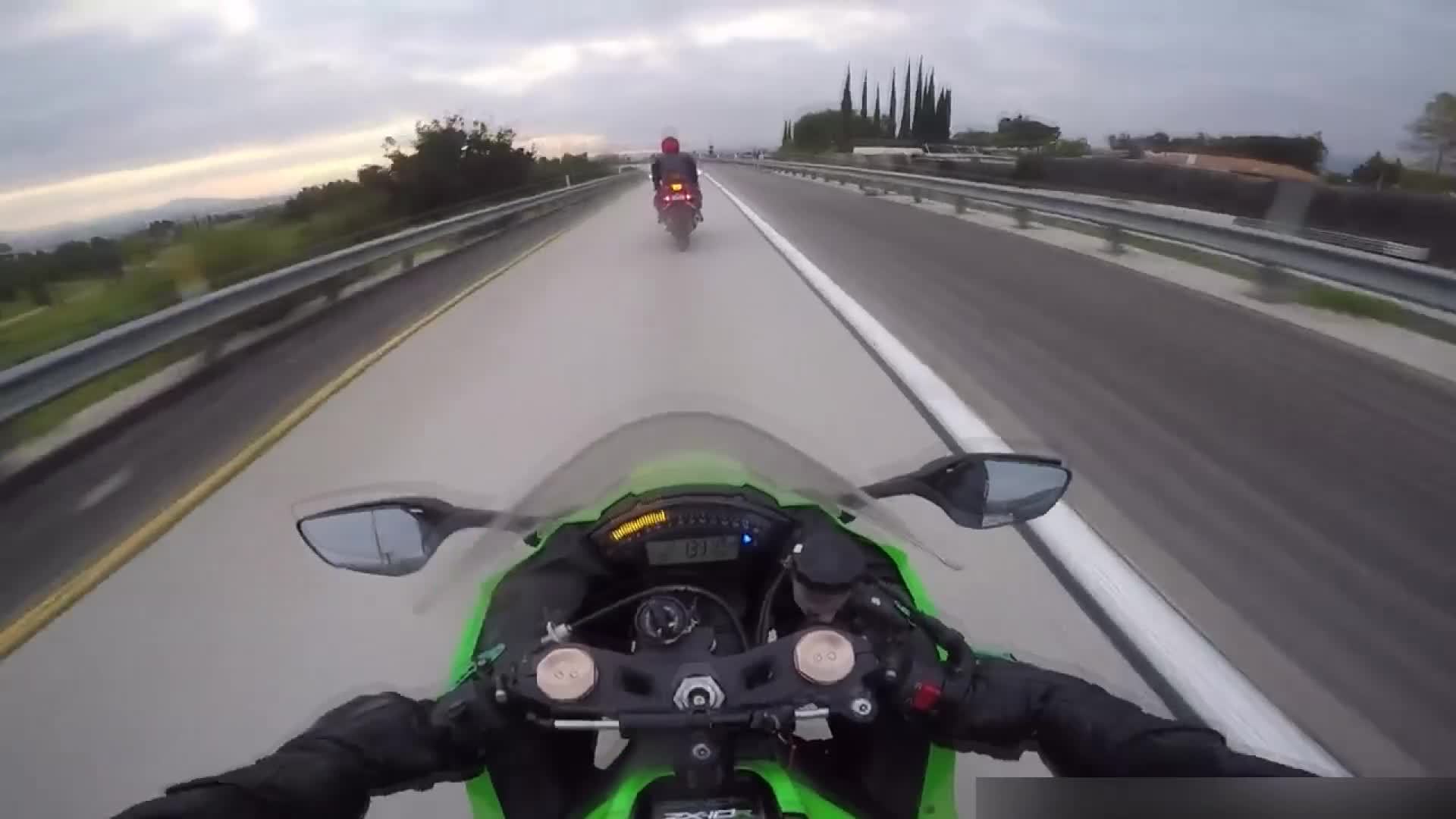 两个老司机告诉飙车,当你俯下身子的时候真的是帅呆