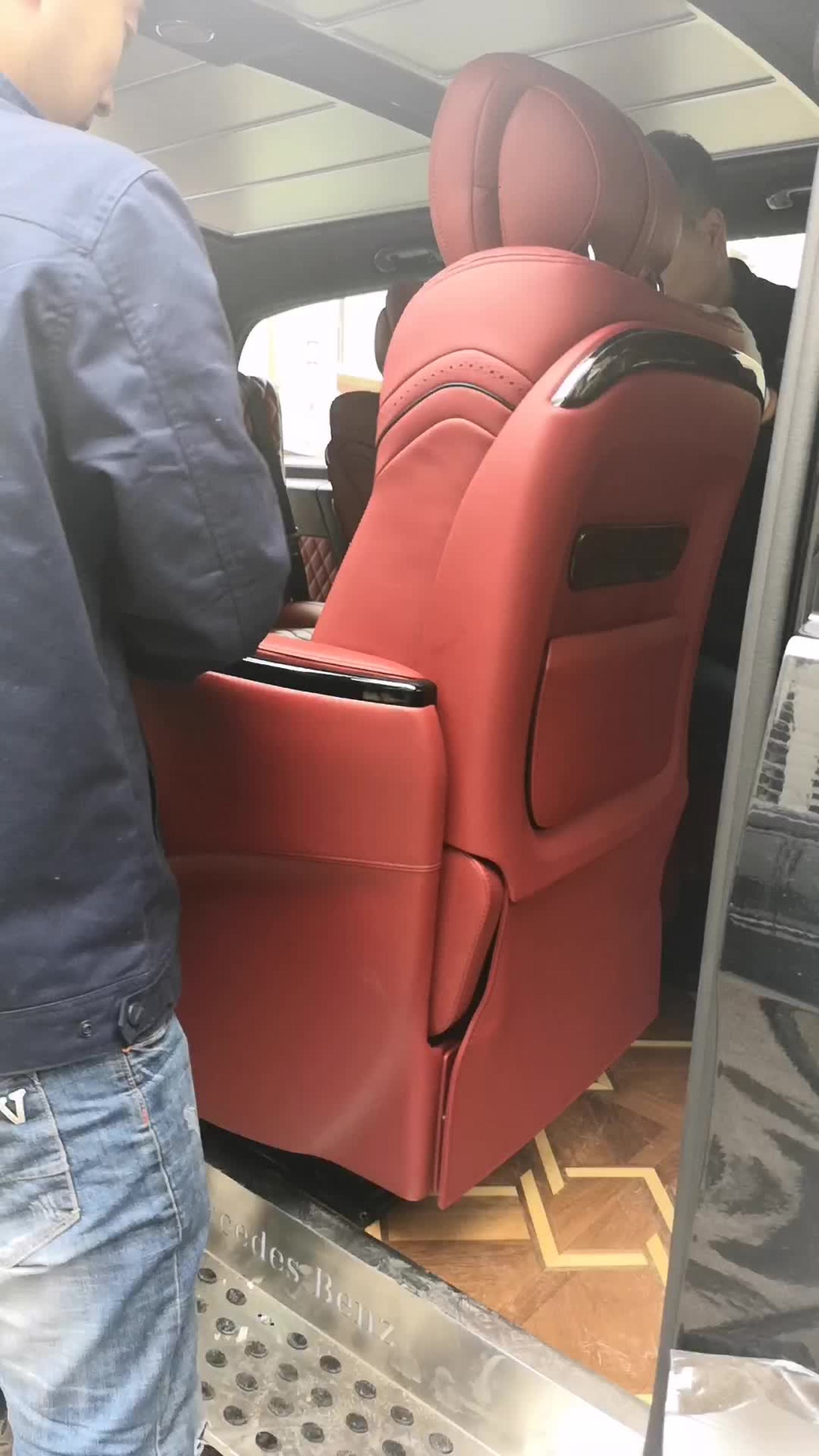 改个车:奔驰威霆内饰改装中排航空椅,可360度旋转的商务型座椅