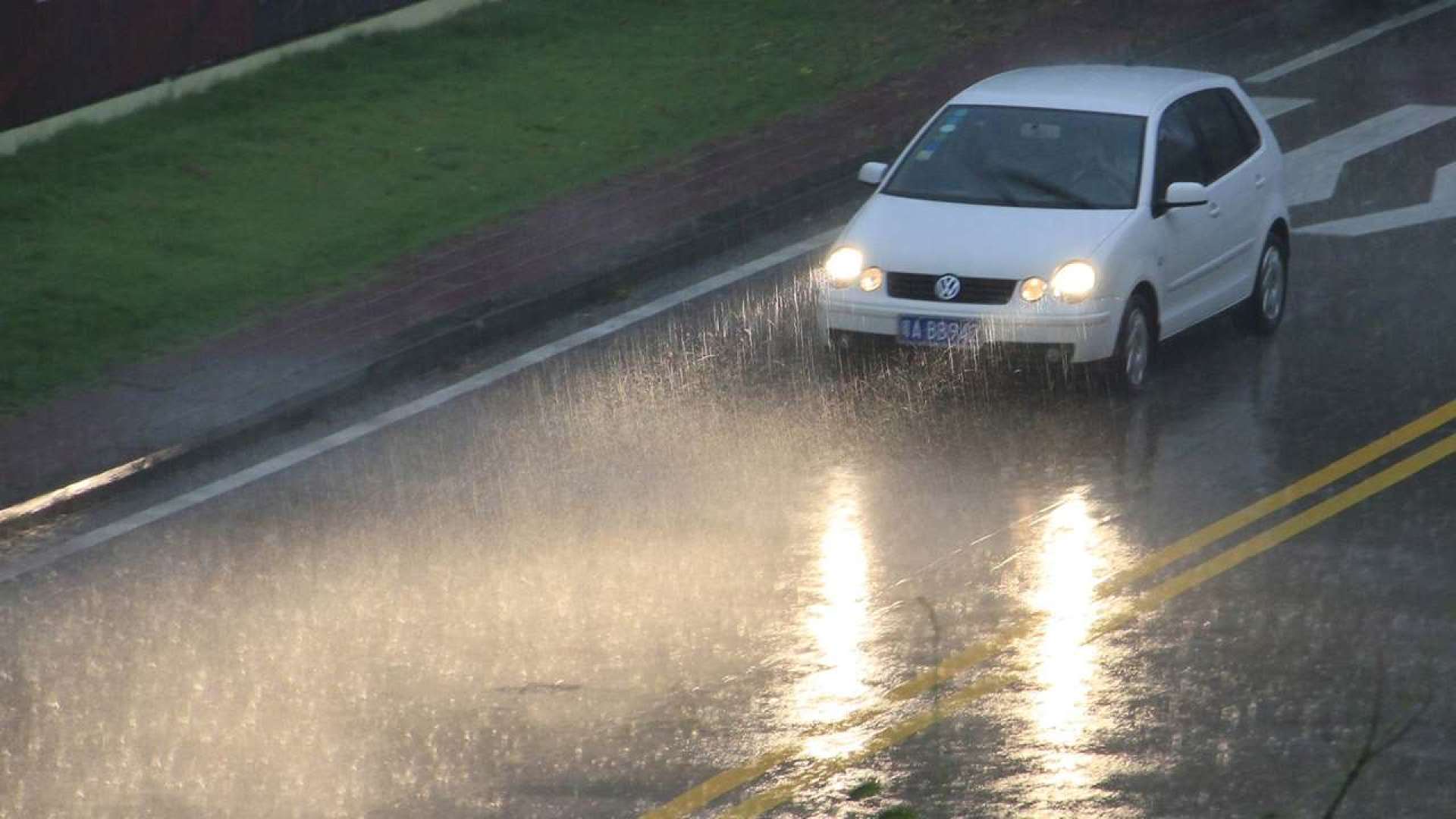 雨天駕車須知:6條非常實用的雨天開車技巧,值得看看