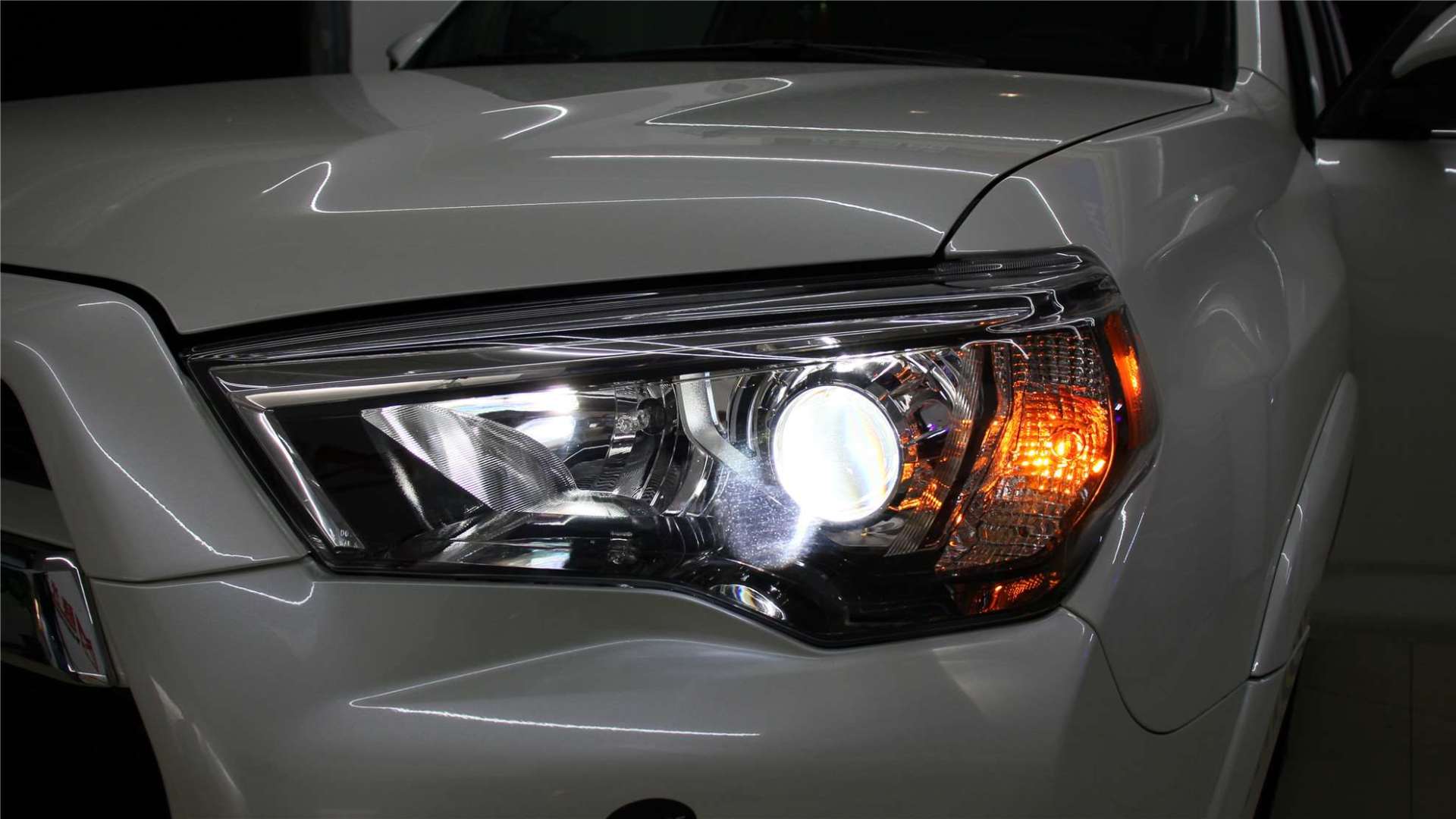 丰田超霸改车灯透镜效果 成都升级欧司朗cbi氙气灯