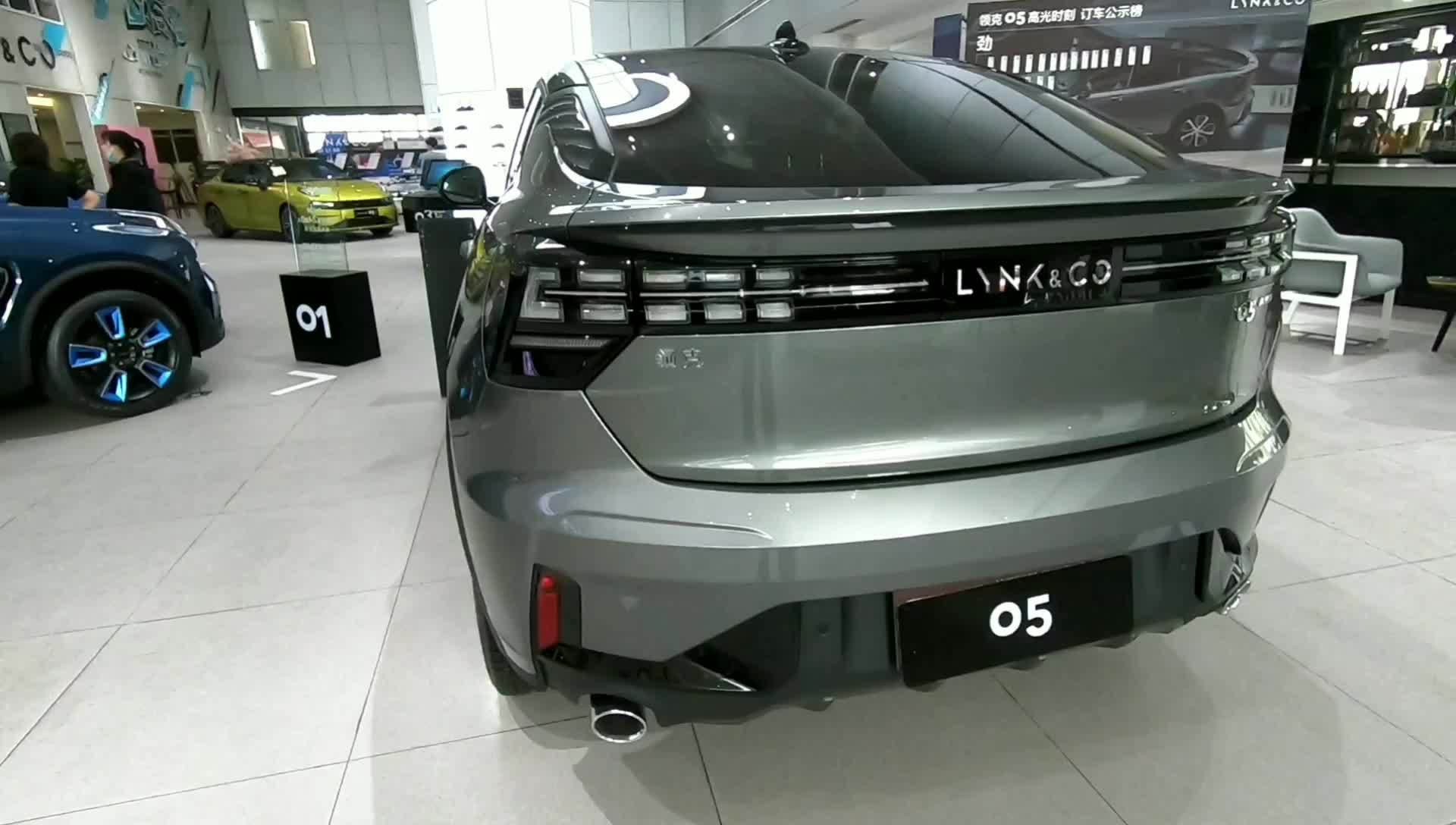 到店实拍领克05|车尾紧凑,能量矩阵尾灯 圆形排气,运动感十足