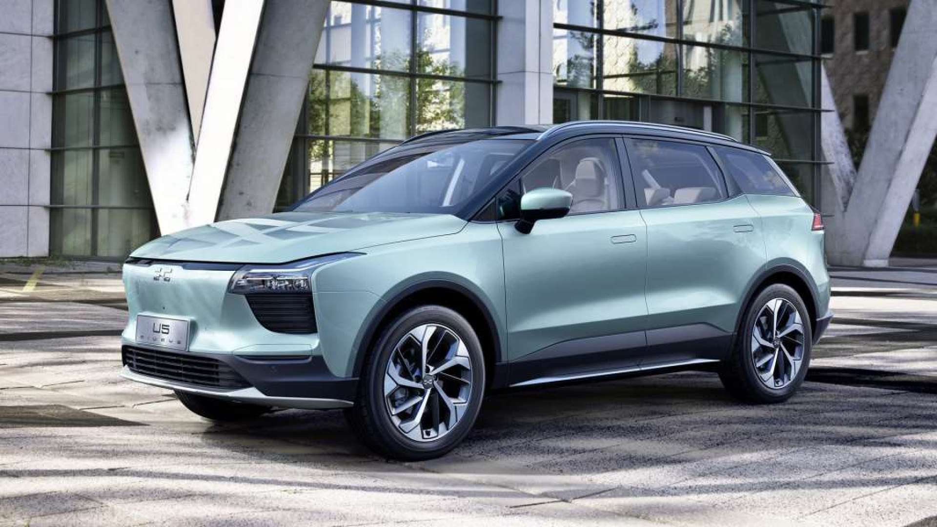 纯电动汽车爱驰u5上市 超特别前脸彰显身份!