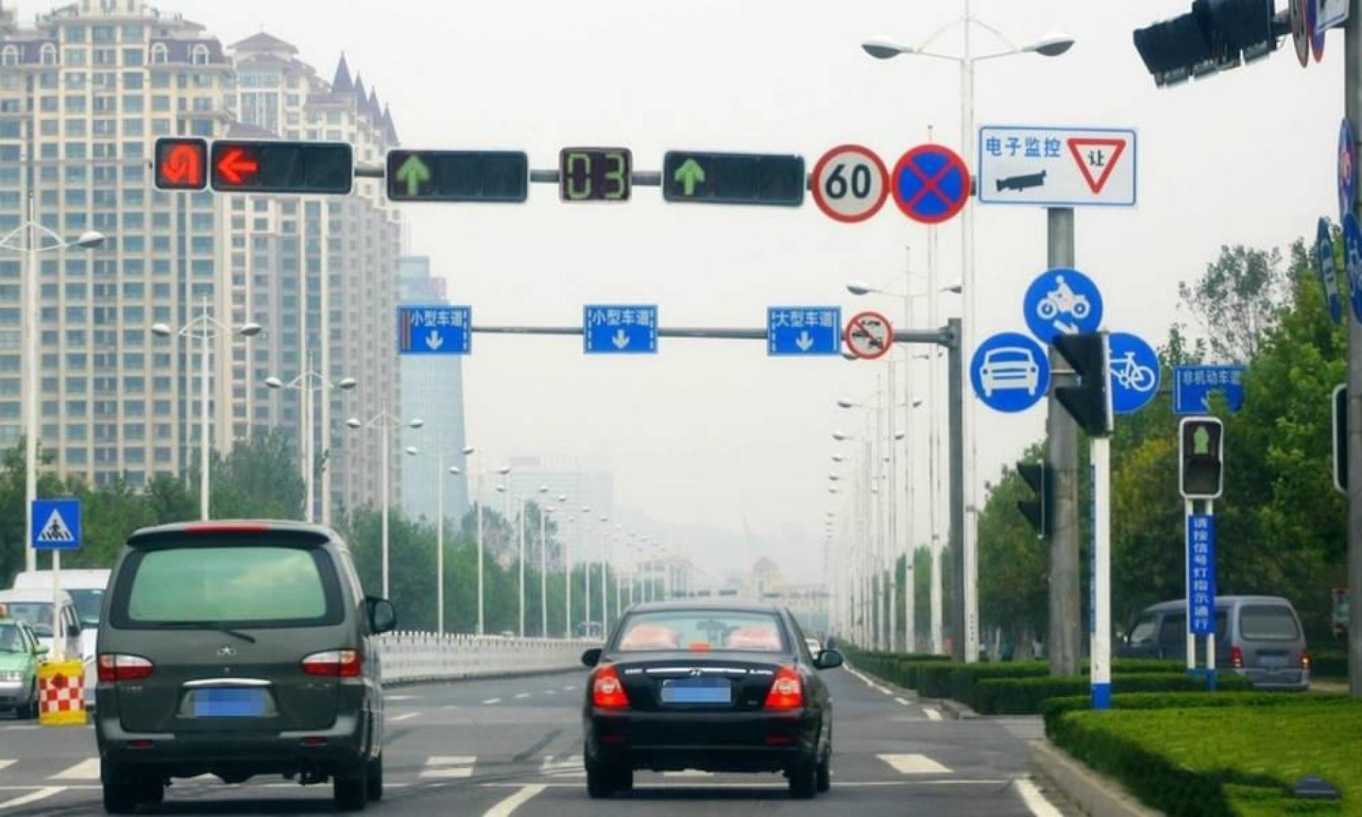 开车上直行道被罚?车主委屈,交警:锯齿车