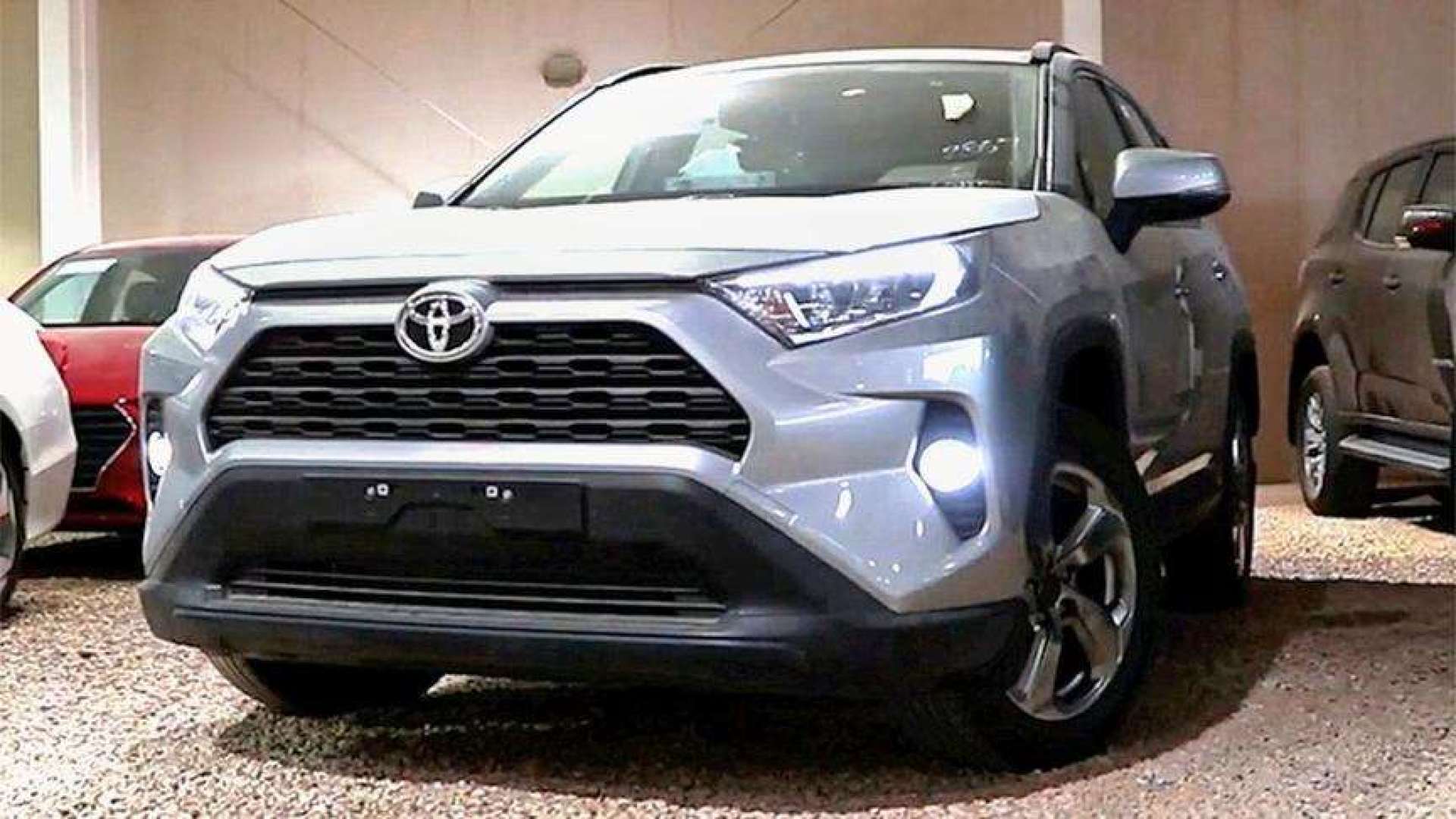 2021款丰田rav4入库实拍,按下钥匙坐进驾驶室