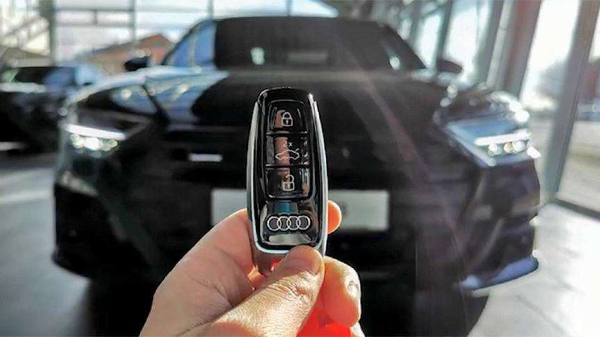 2021款奥迪a8到店,按下钥匙看到实车