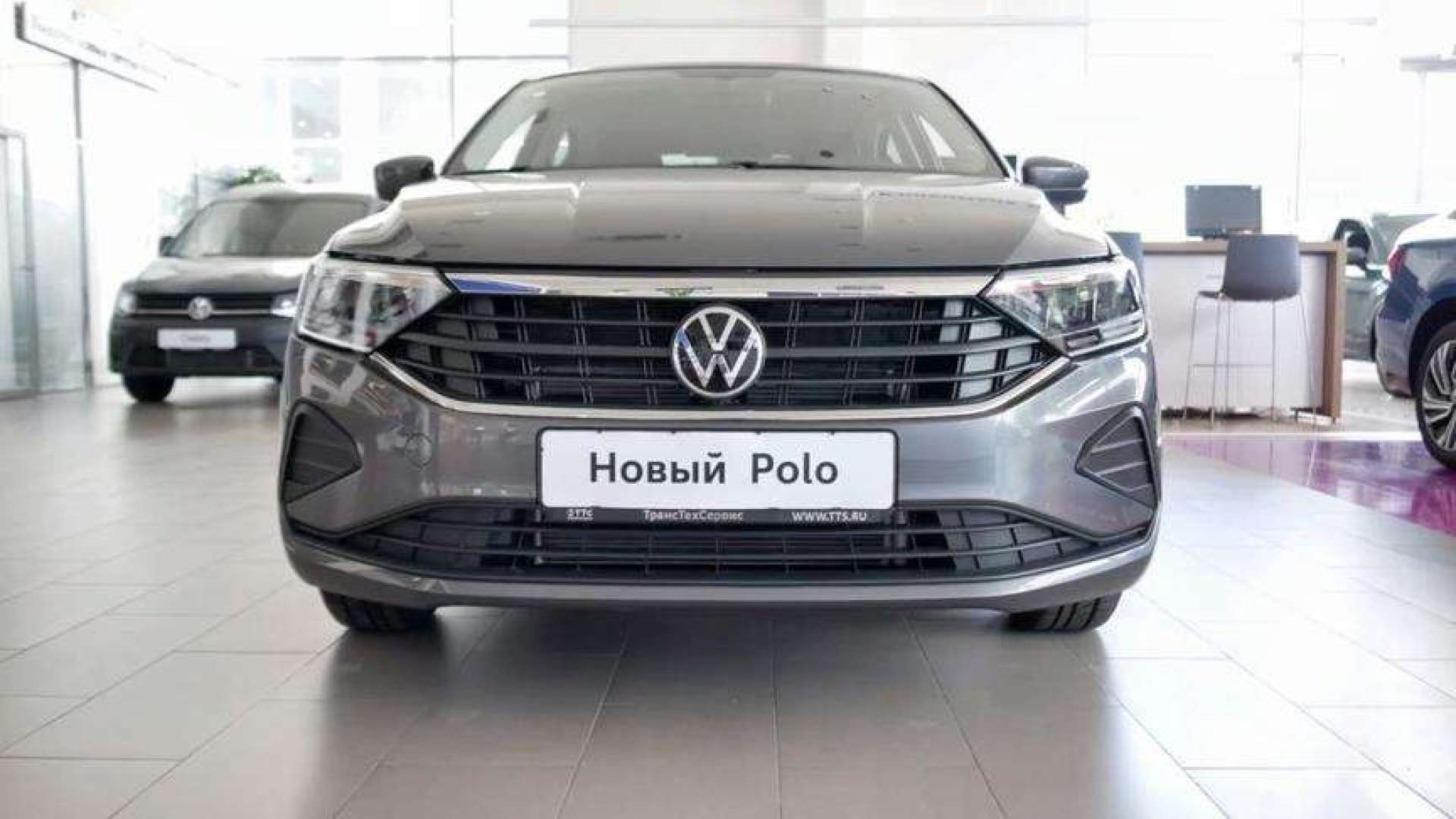 新车到店,实拍2020款大众polo三厢版,空间真不赖!