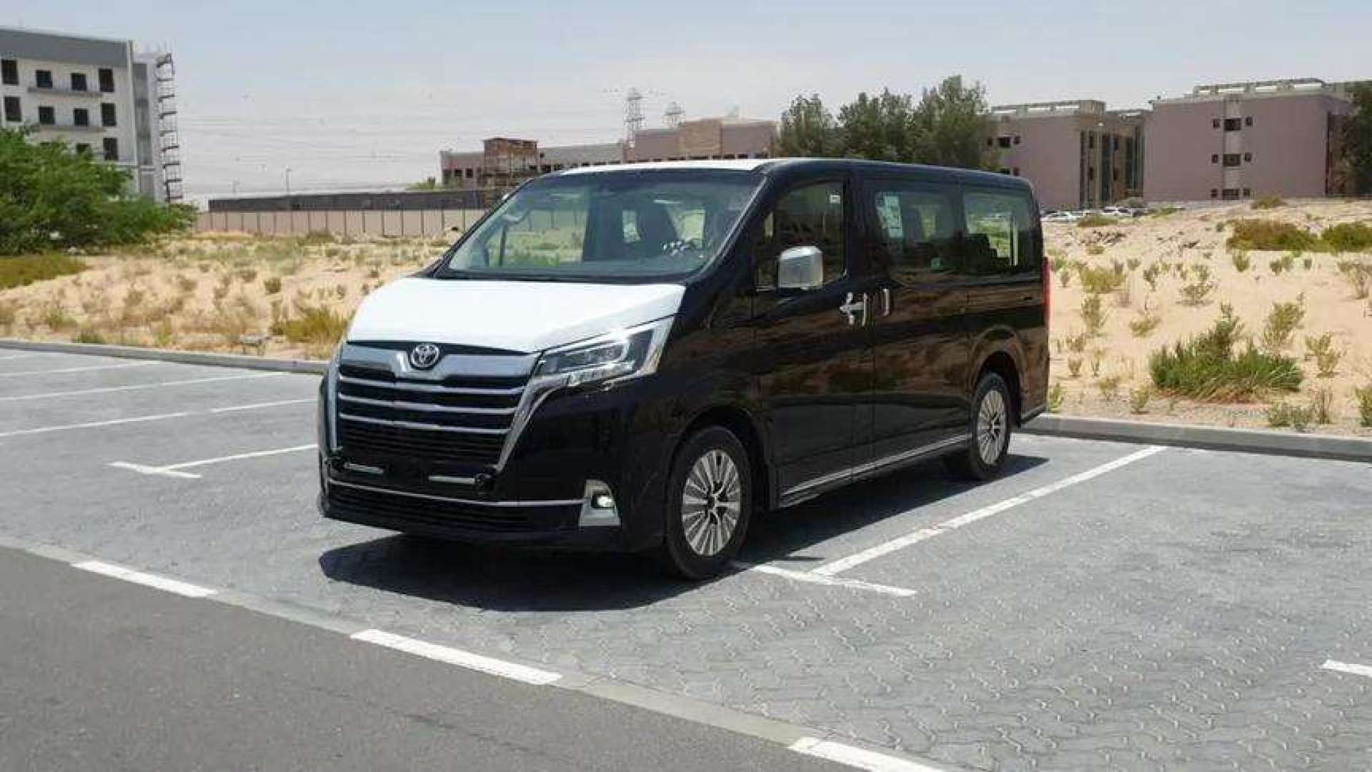 新车到店,实拍2020款丰田granvia家用mpv,太惊艳了!