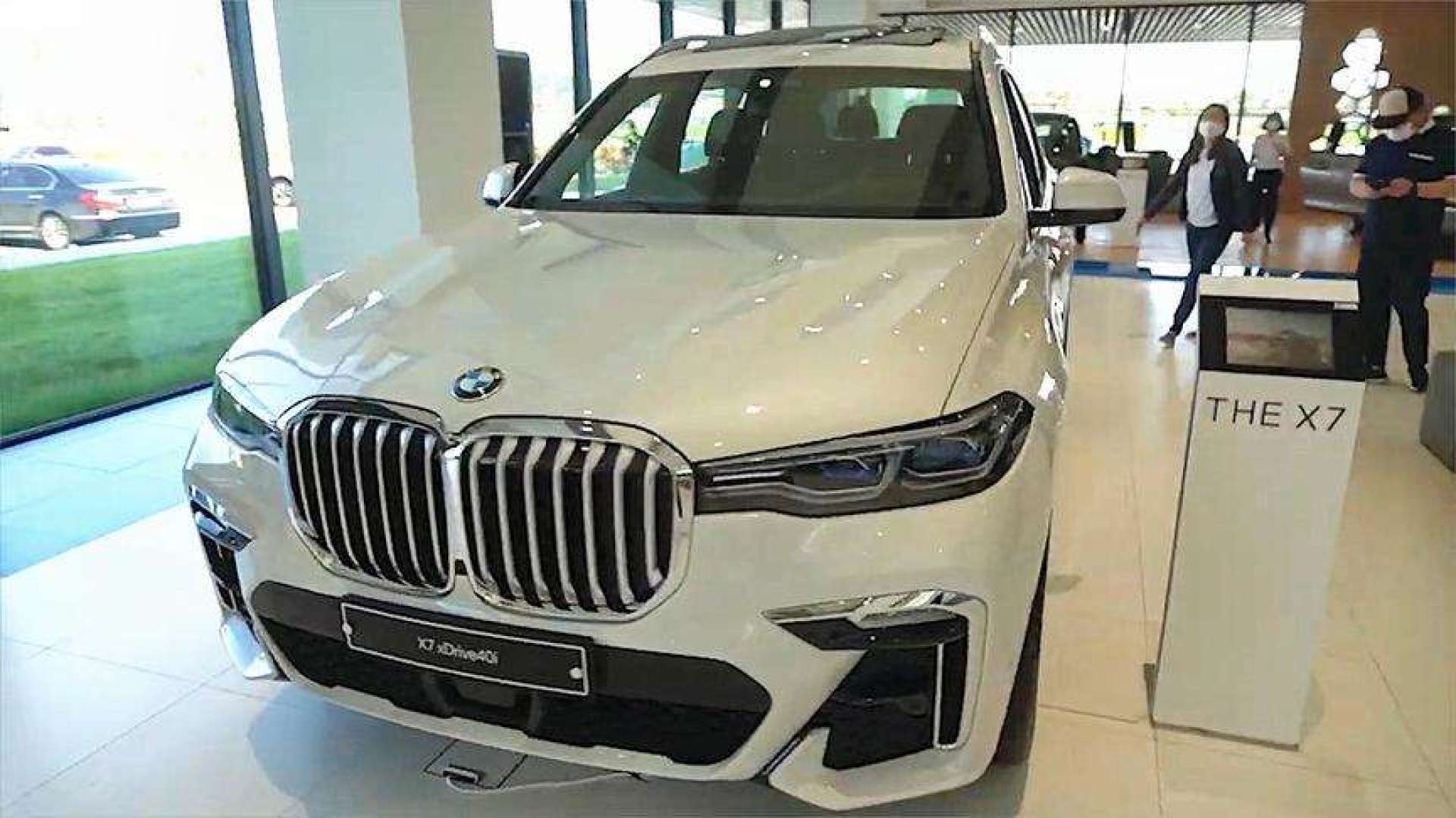 2021款宝马x7顶配版到店,打开车门亮起氛围灯