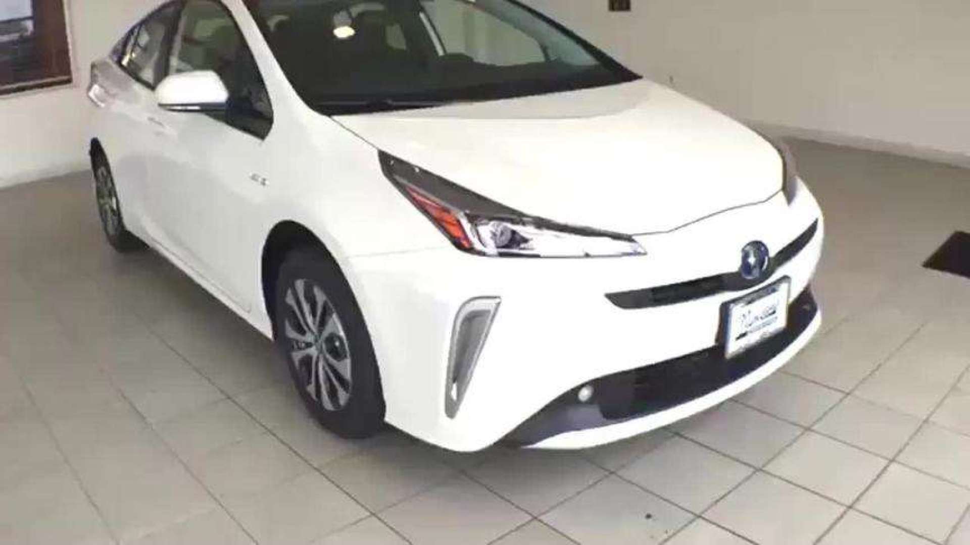 新提的2019款丰田普锐斯prius,打开车门看到内饰后感觉值了