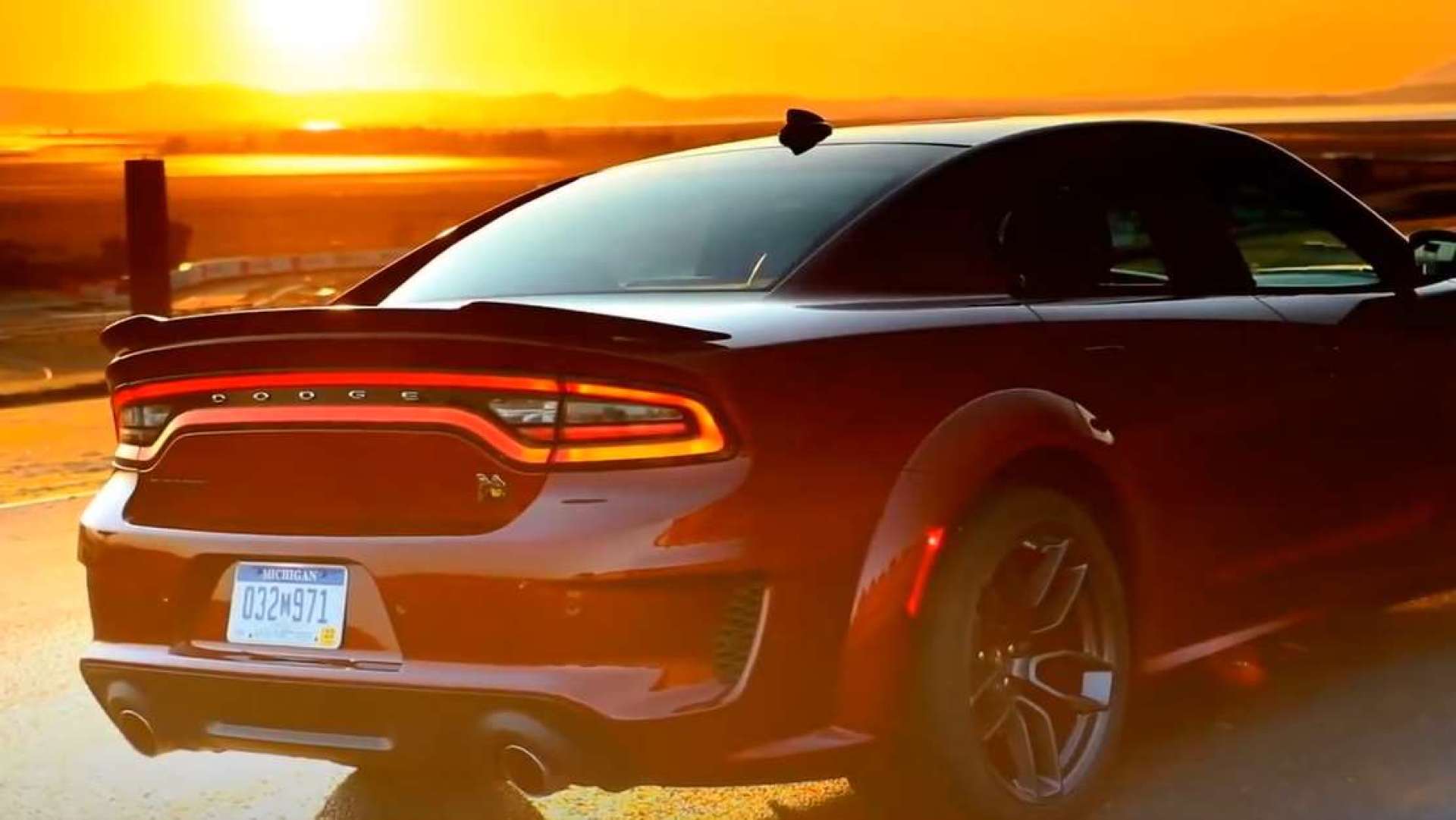 正宗美式肌肉车的狂野味道!2020道奇战马charger scat pack展示