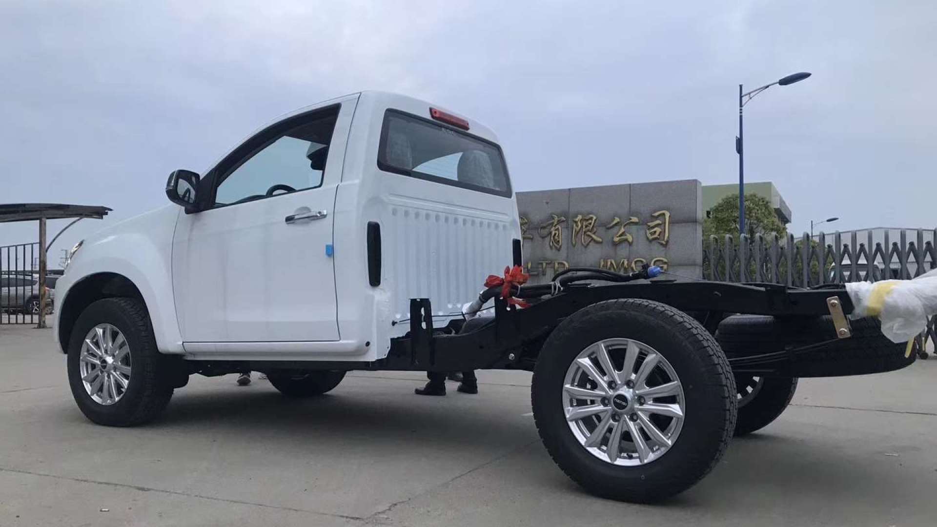 国内首台国六五十铃单排皮卡越野地盘打造最强越野房车