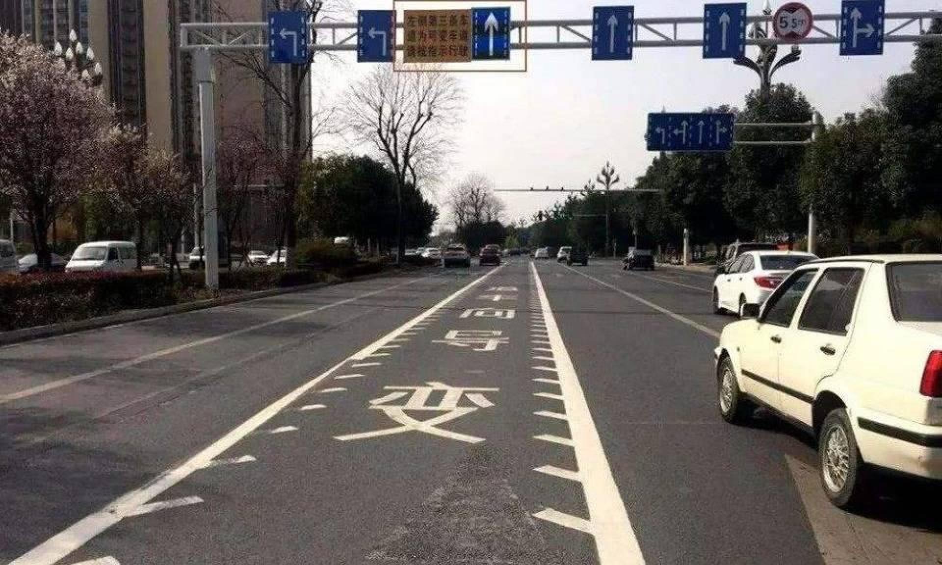 开车遇到"锯齿车道"该怎么走?弄清楚再开车,不然分不够扣!