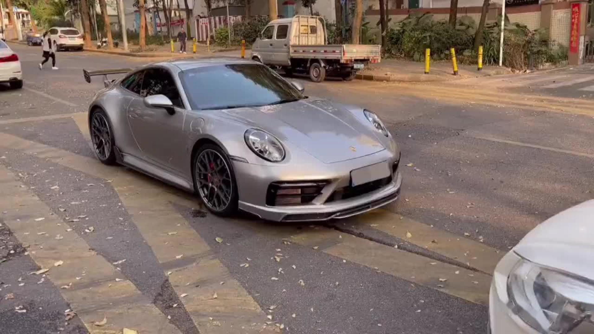 保时捷全新911,贯穿式led尾灯和大尾翼,看起来太霸气!